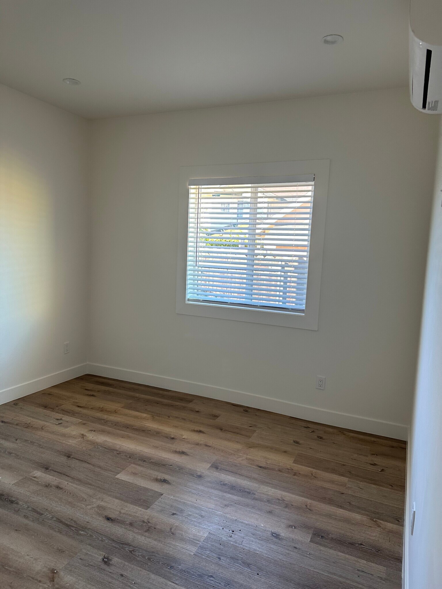 Building Photo - 1021 W 77th St