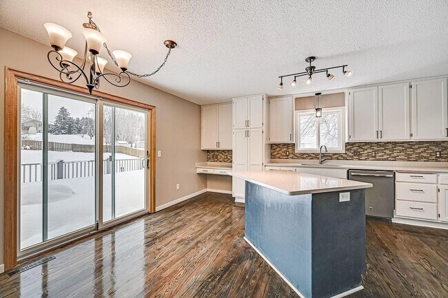Building Photo - Spacious 4-Bed 4-Bath Home in Buffalo - Available 7/1!