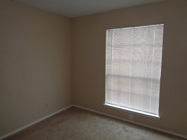 Building Photo - 16318 Leamington Ln