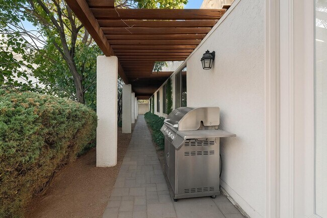 Building Photo - 9735 Village Green Dr NE