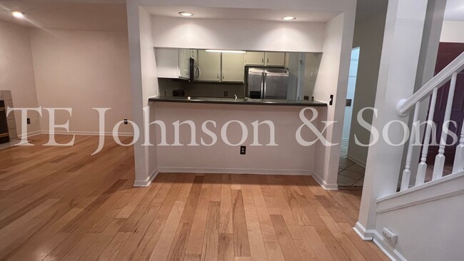Building Photo - Deerfield Townhome Community 3 bed 3 baths