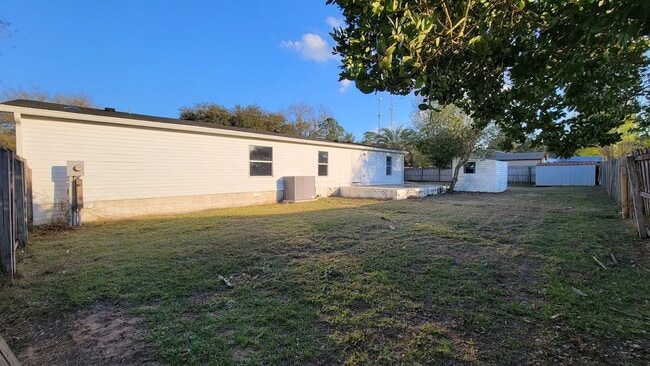Building Photo - Huge 4 bedroom 2 bath home in a great family neighborhood.