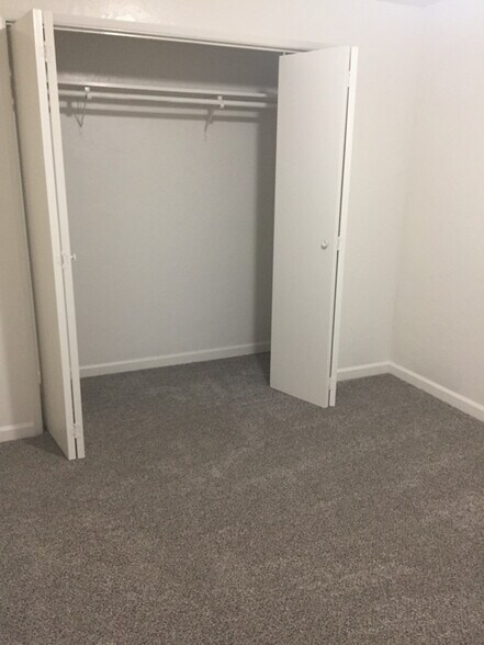 Building Photo - 620 Queen Ave SE