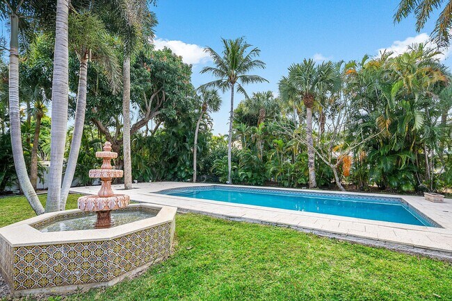 Building Photo - 334 Palm Trail