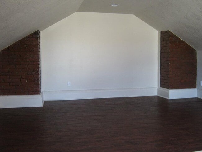 Building Photo - Huge Luxury South Side Home w/ Stainless K...