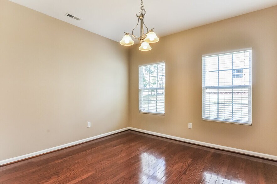 Building Photo - 708 Calavaras Ln