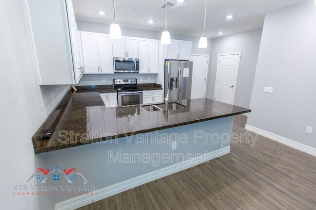 Building Photo - 2821 S Skyline Dr