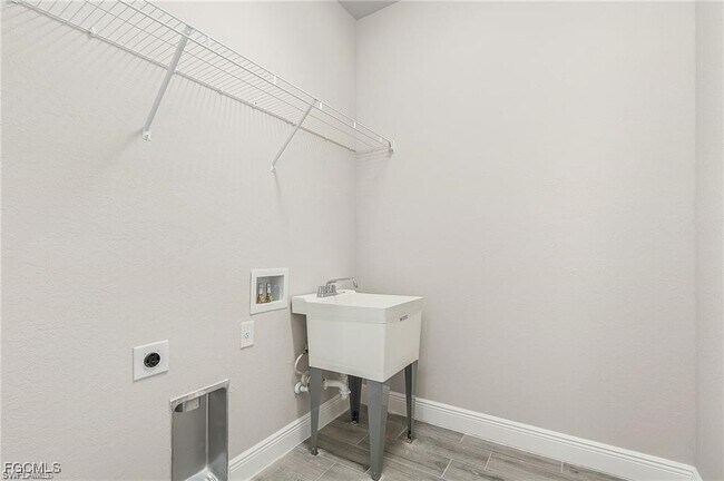 Building Photo - 533 David Cir