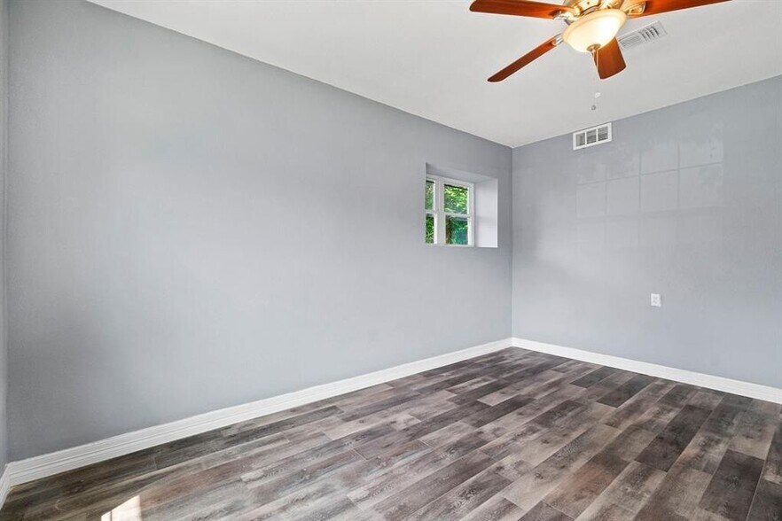 Building Photo - 1910 Danube Dr