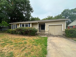 Building Photo - 809 Crescent St