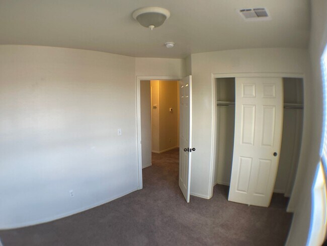 Building Photo - AVAILABLE NOW! Spacious 3-bedroom Townhous...