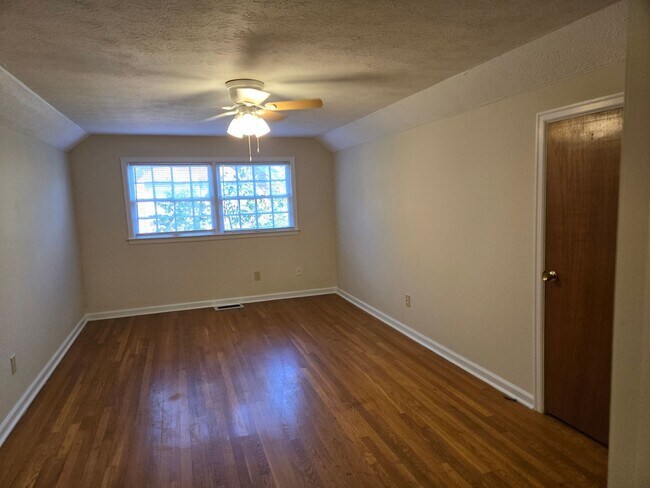 Building Photo - Deep Springs, 2 bedroom duplex, hardwood f...