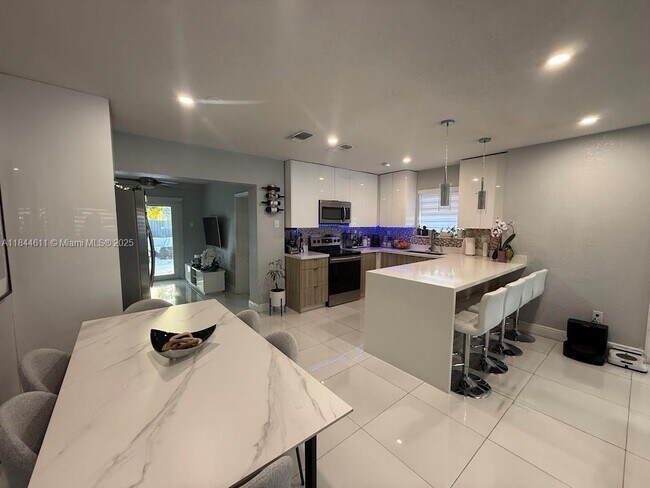 Building Photo - 2612 Acapulco Dr