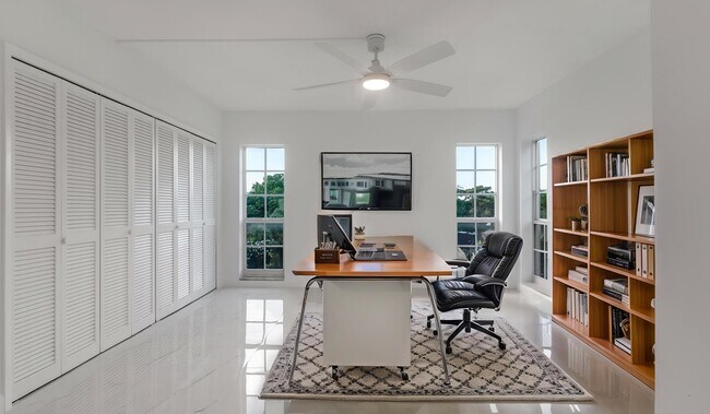 Building Photo - 3000 N Palm Aire Dr