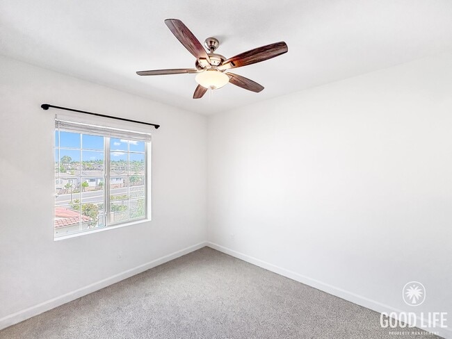 Building Photo - Stunning 3B/3BA Townhome in Oceanside!