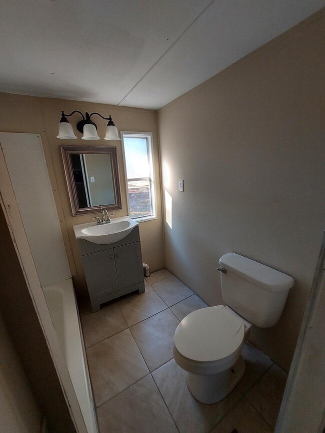 Building Photo - 119 E Woods Ct