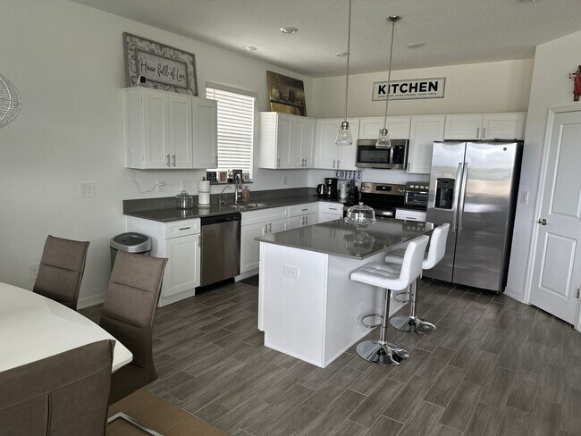 Building Photo - Beautiful 4 bedroom, 2 bathroom home near ...