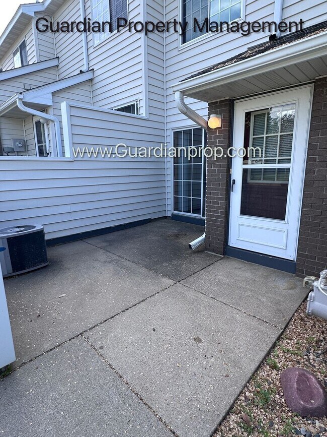 Building Photo - Apple Valley 2 Bedroom Town Home, Patio, Fireplace, 1 Car Garage, AC, New Carpet
