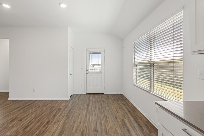 Building Photo - First Month's Rent FREE!