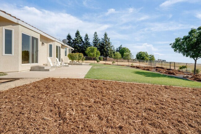 Building Photo - Spacious 3 Bed, 2 Bath Home with Acreage, ...
