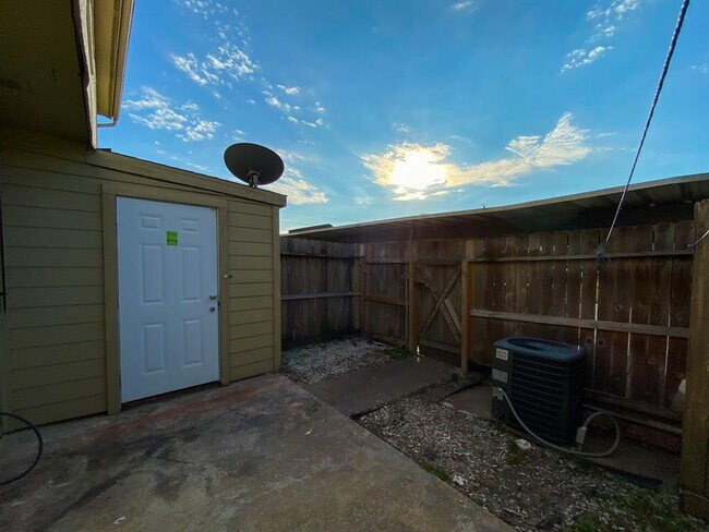 Building Photo - 11685 Alief Clodine Rd