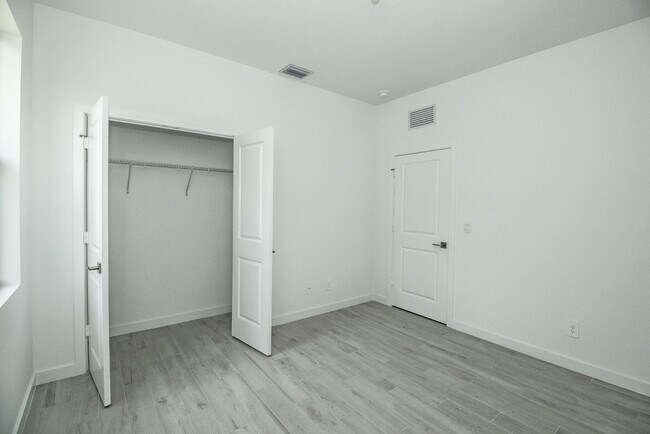 Building Photo - 5929 SE Sky Blue Cir