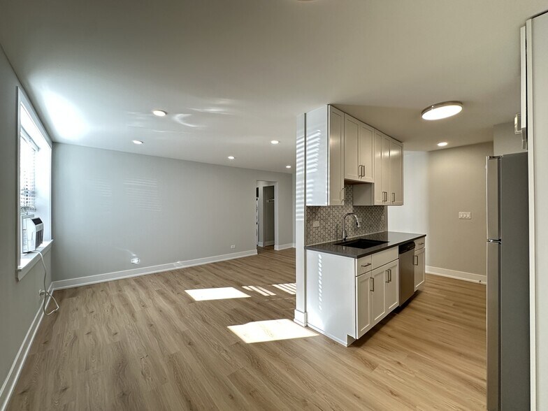 Building Photo - 535 W Aldine Ave