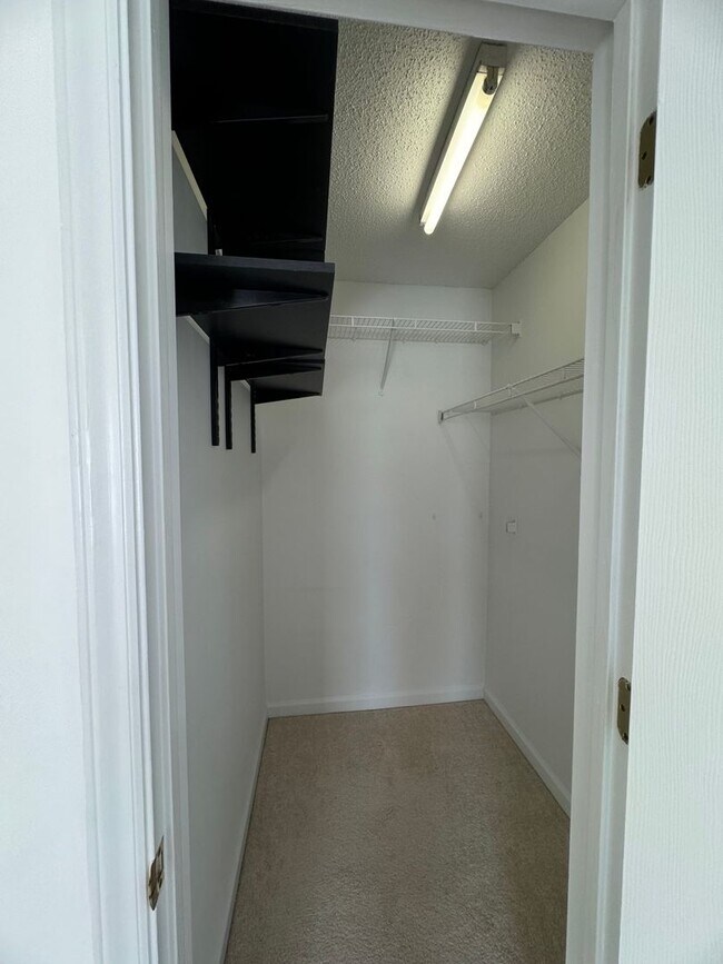 Building Photo - 2BR 2BA Condo beside Greenway