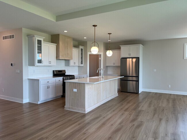 Building Photo - 460 NW Gracewood Dr
