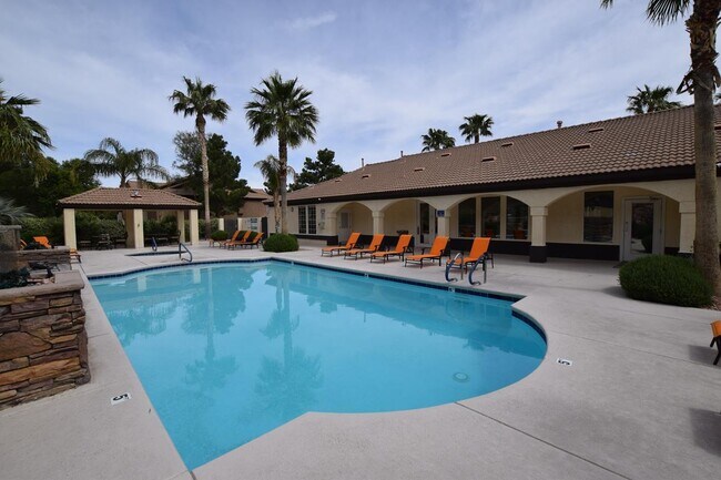 Building Photo - Fantastic, well maintained 2 bedroom condo.