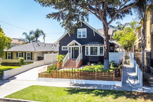 Building Photo - Chic Fully Renovated Luxury Home in the Burbank Hills!