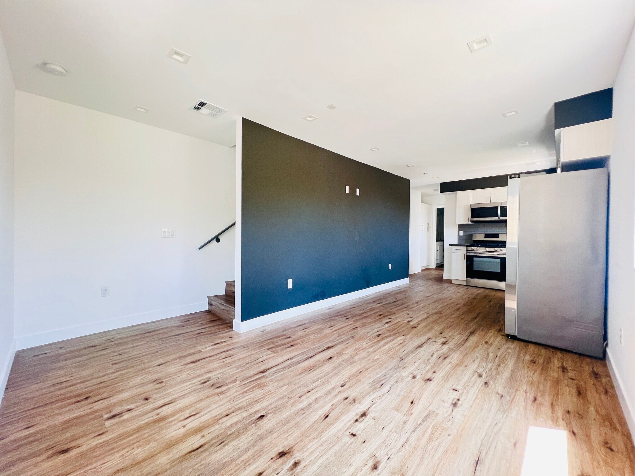Building Photo - 4576 Oakwood Ave
