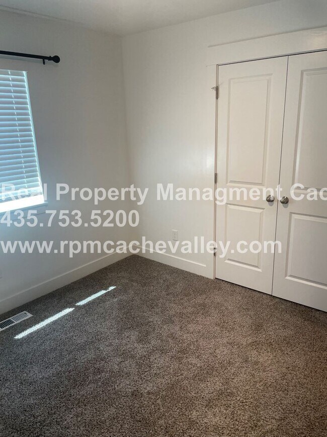 Building Photo - 566 N 245 E