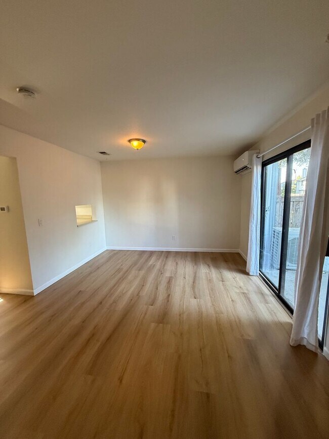 Building Photo - Westland Estates 2 Bedroom 2.5 Bathroom Condo