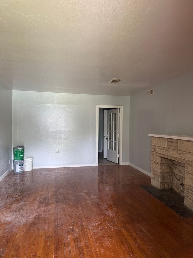 Building Photo - 5042 Ventura Ln