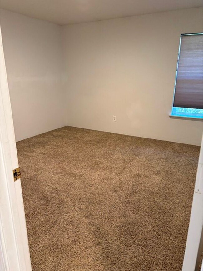 Building Photo - 2 bedroom duplex