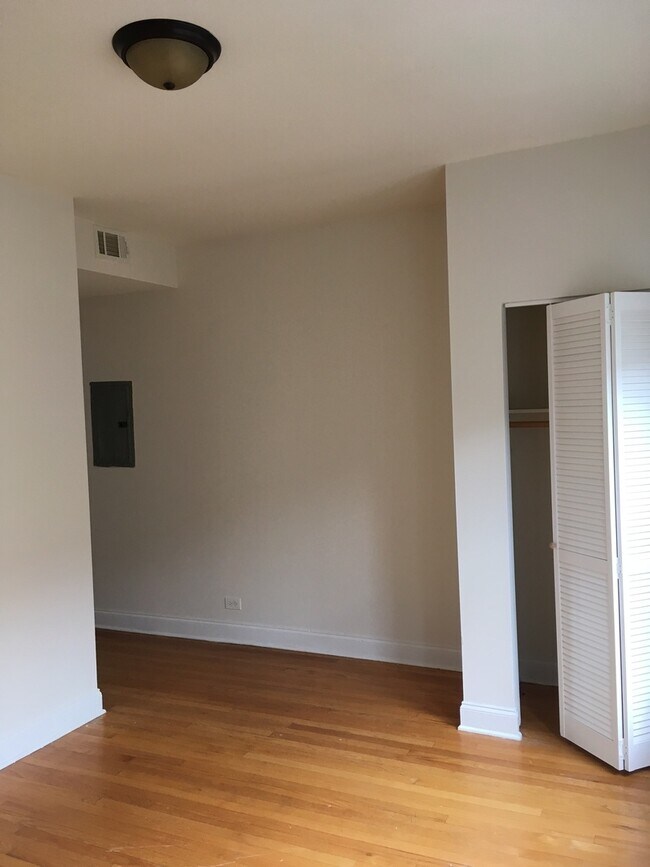 Building Photo - 2-Bedroom, Top-Floor Condo in North Rogers Park