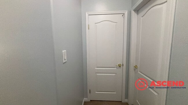 Building Photo - *MOVE IN SEPCIAL!*