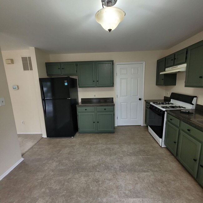Building Photo - Spacious, freshly painted with lots of ame...