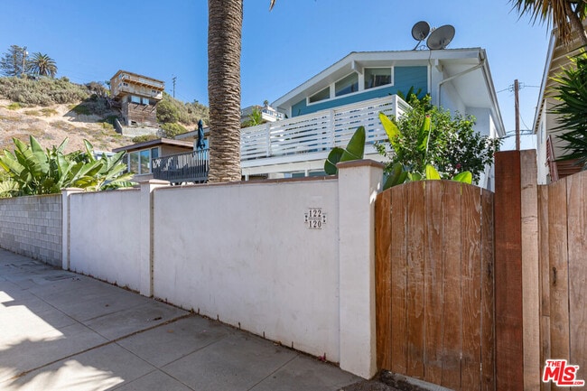 Building Photo - 122 Montreal St