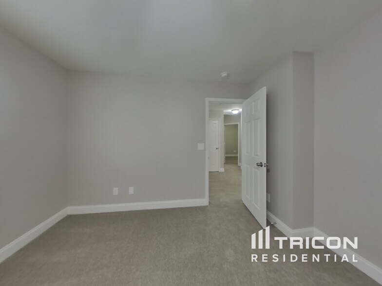Building Photo - 2457 Terra Dr