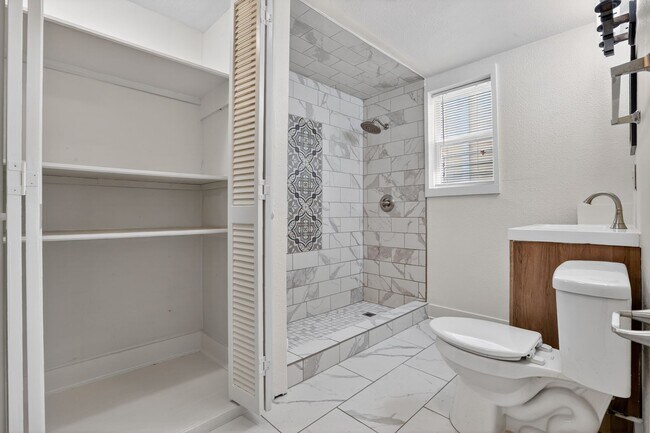 Building Photo - One Bedroom Unit in Heart of Uptown