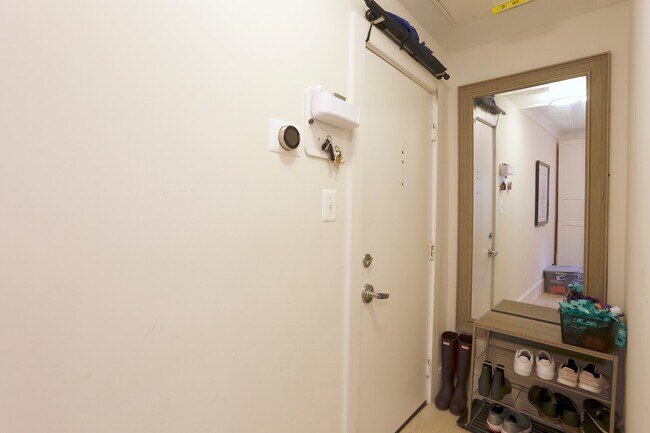 Building Photo - Parking Included! 1 Bedroom 1 Bathroom Cor...