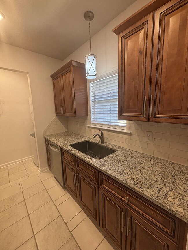 Building Photo - Fully Renovated 2 bed 2.5 bath Townhome in...