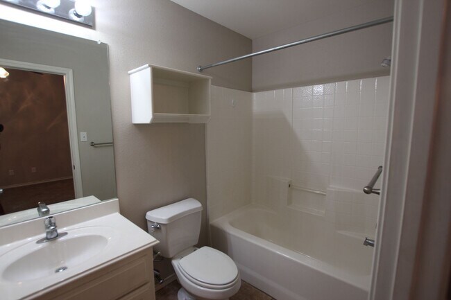 Building Photo - 2 Bedroom Duplex for Rent in Lindale!