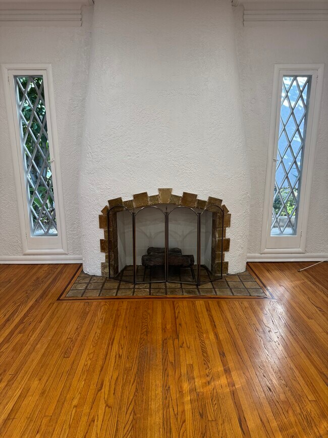 Building Photo - 1260 N Flores St