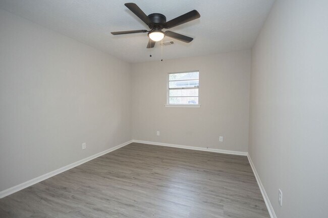 Building Photo - 1013 W Slaton Ave