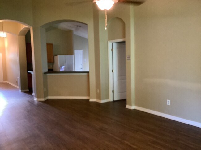 Building Photo - 2207 Golden Ivy Way