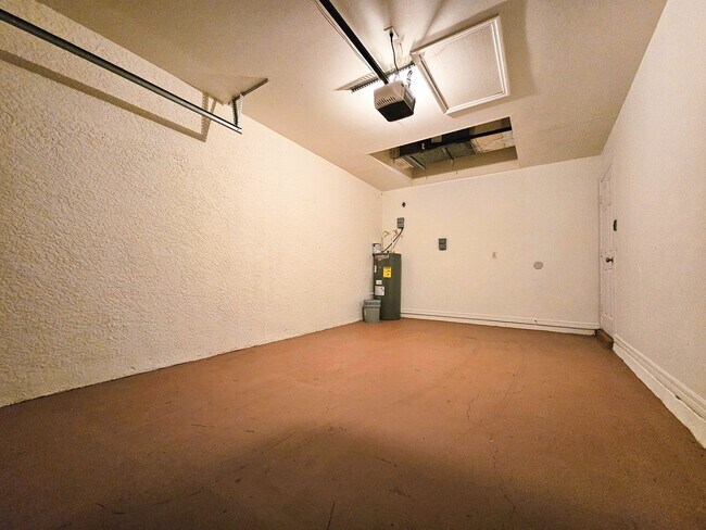 Building Photo - Great 3-bedrooms, 2 baths duplex with new ...