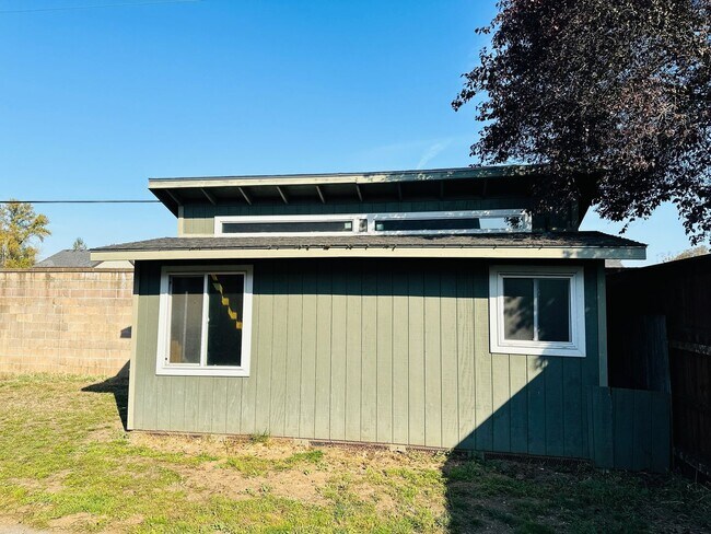 Building Photo - Beautiful Custom One Level Home